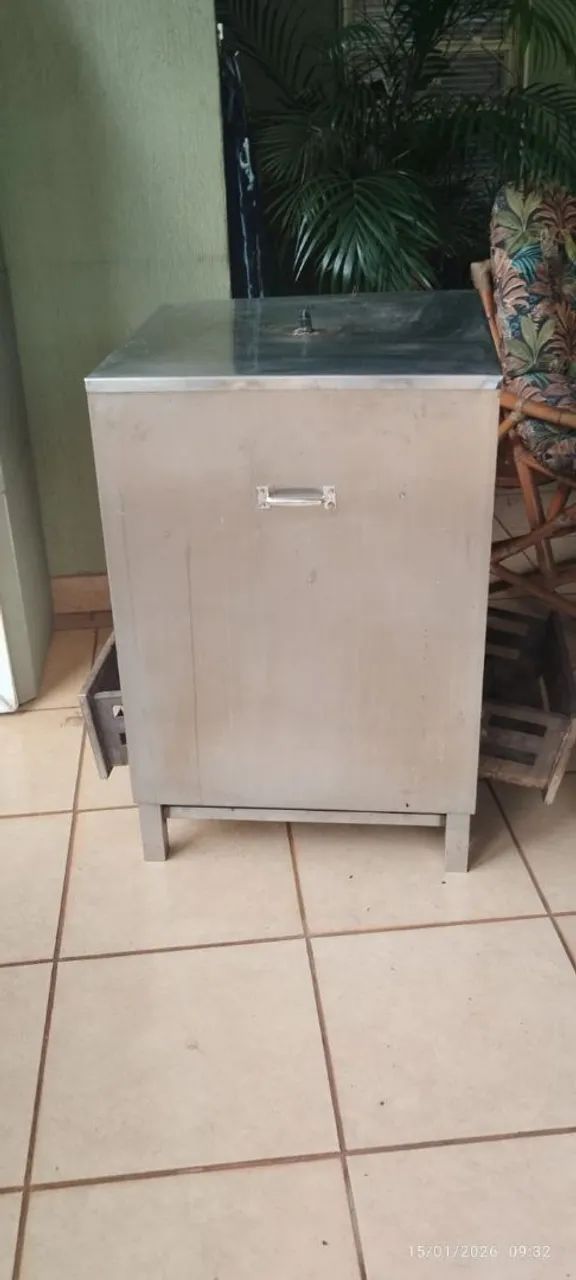 Churrasqueira Profissional a Bafo e Defumador