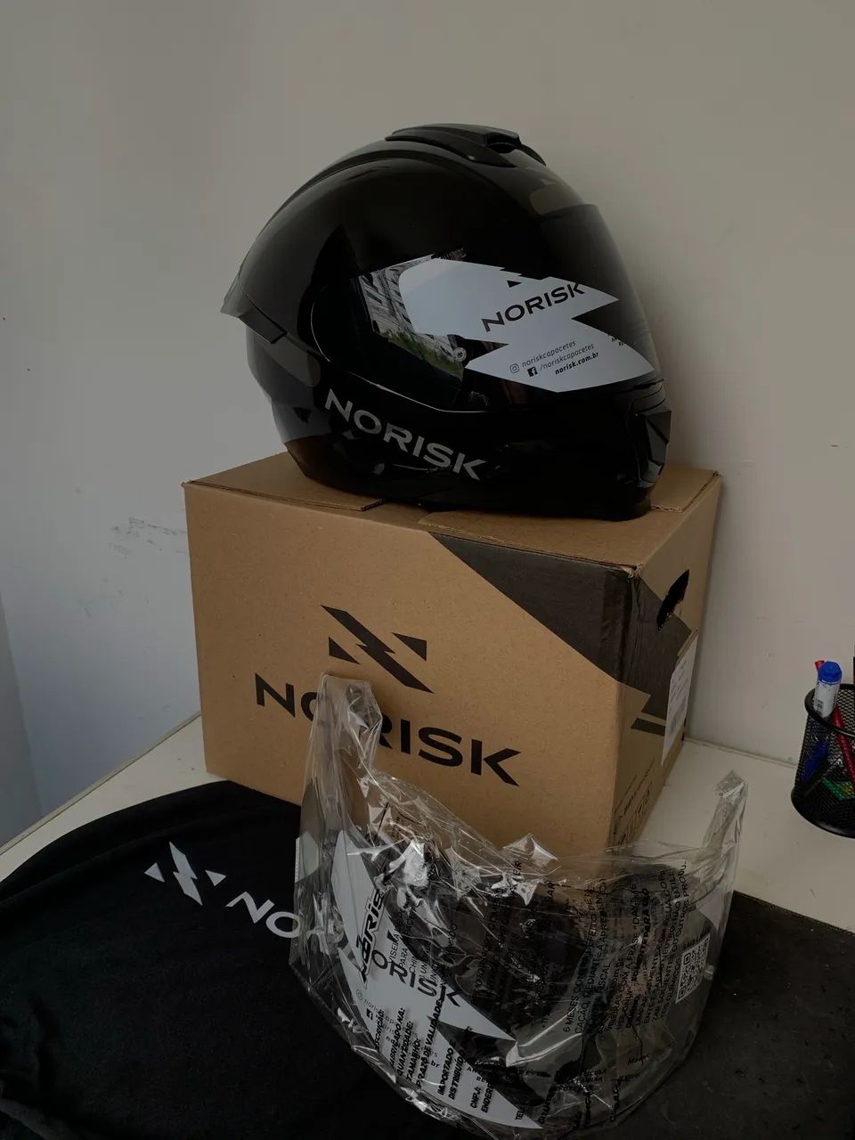 Capacete Norisk Razor Black Edition, com spoiler. TAM: 58 - Foto 3