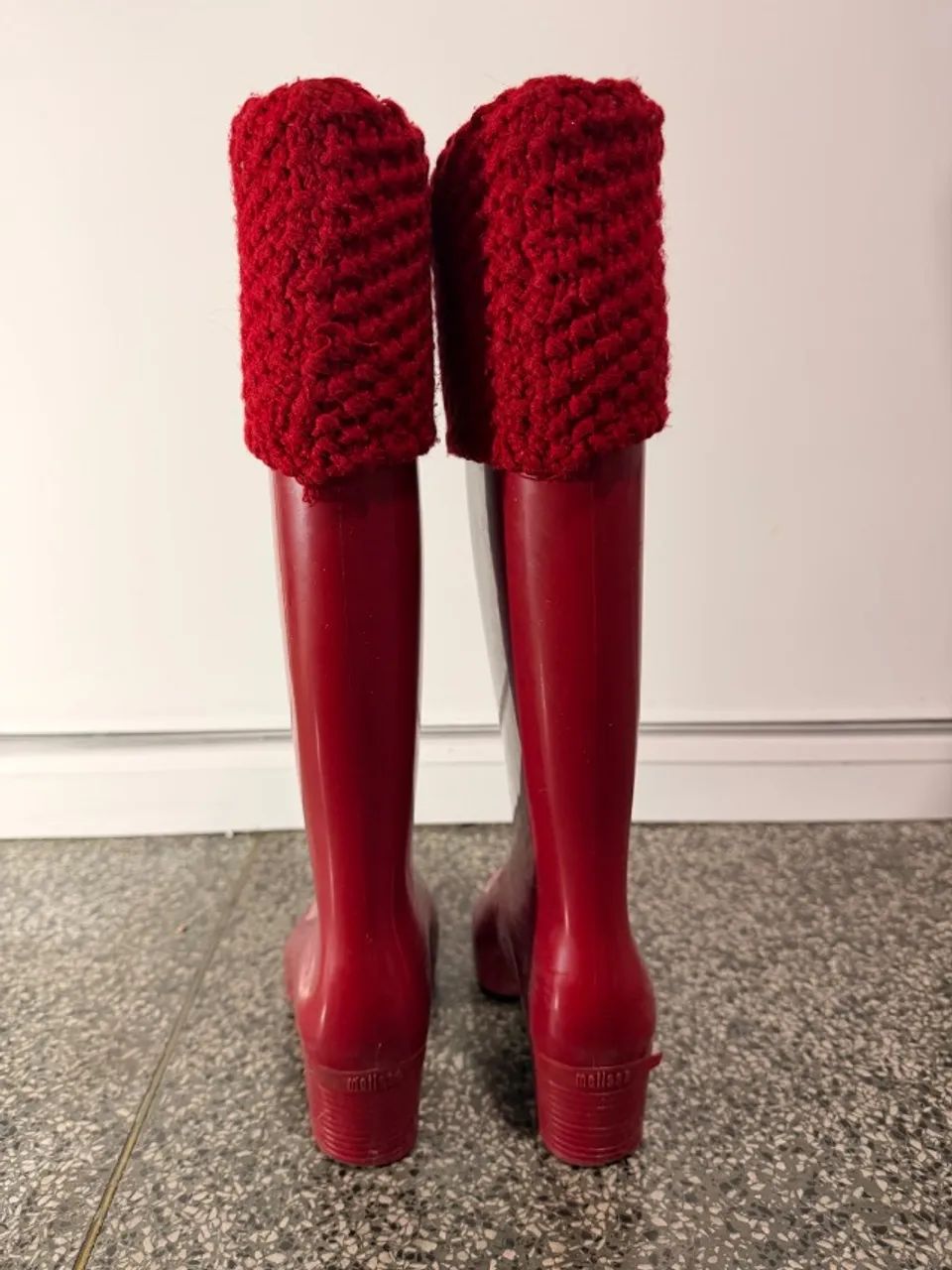 Bota Melissa cano longo e salto vermelha  - Foto 3