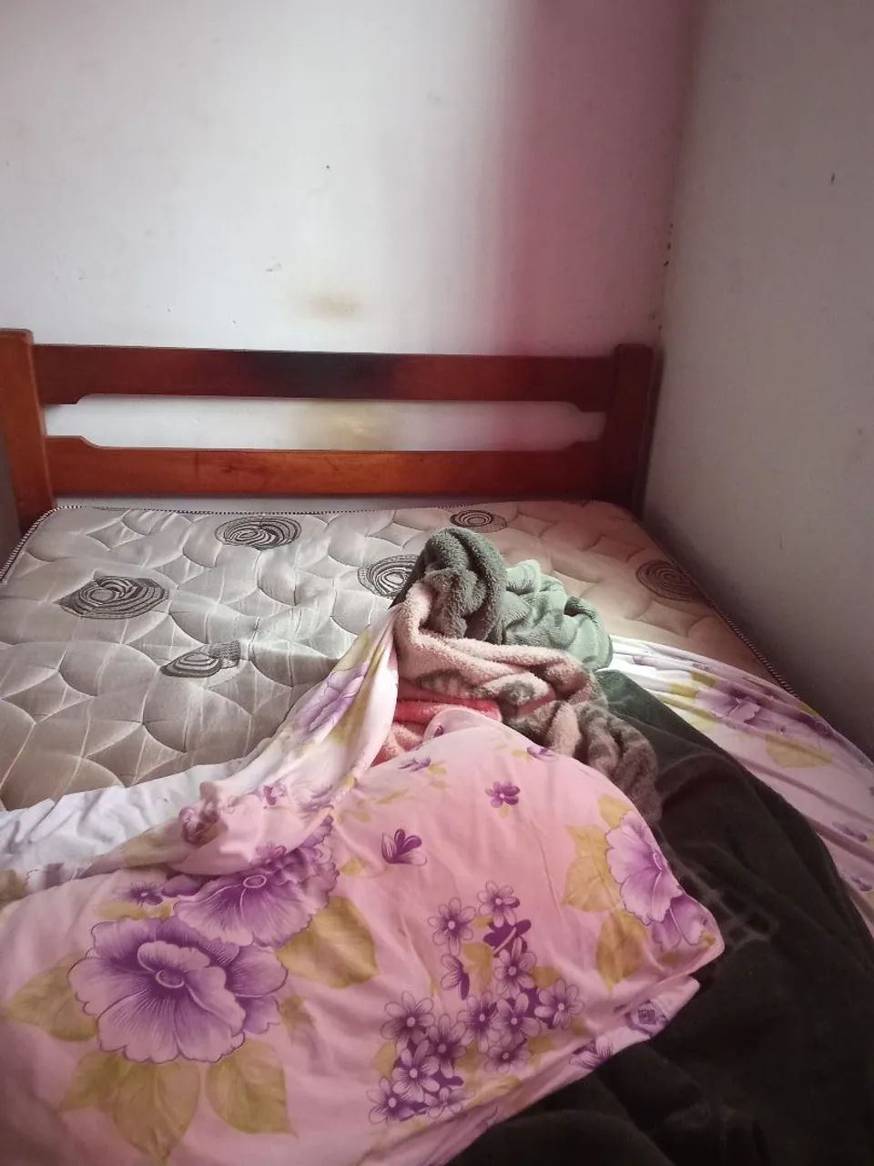 Eu tou vendendo está cama com colchão 
