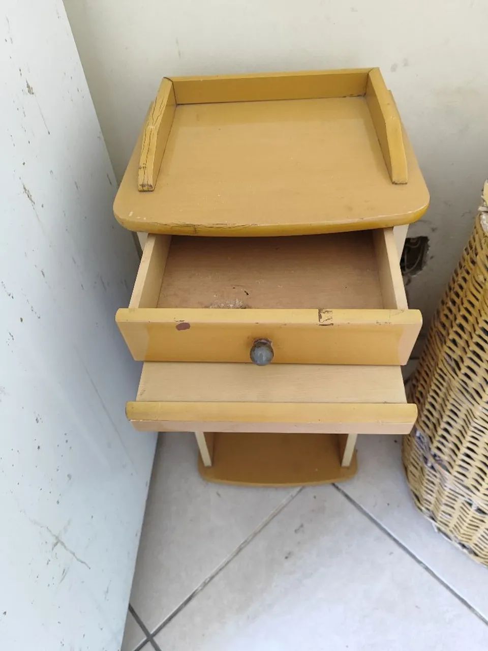 Criado mudo com gaveta e prateleira. - Foto 4