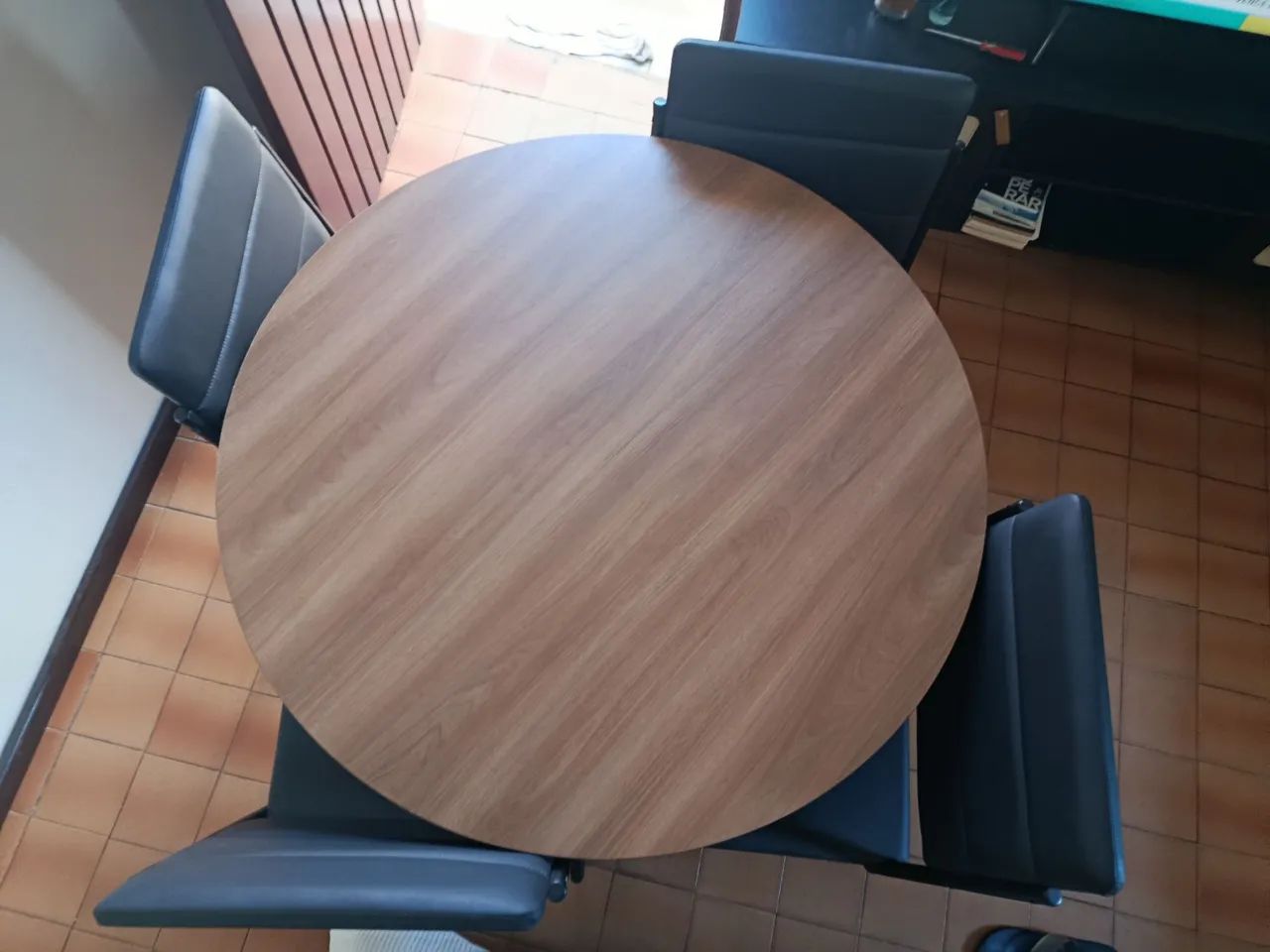 Mesa redonda de madeira com 4 cadeiras estofadas - Foto 4