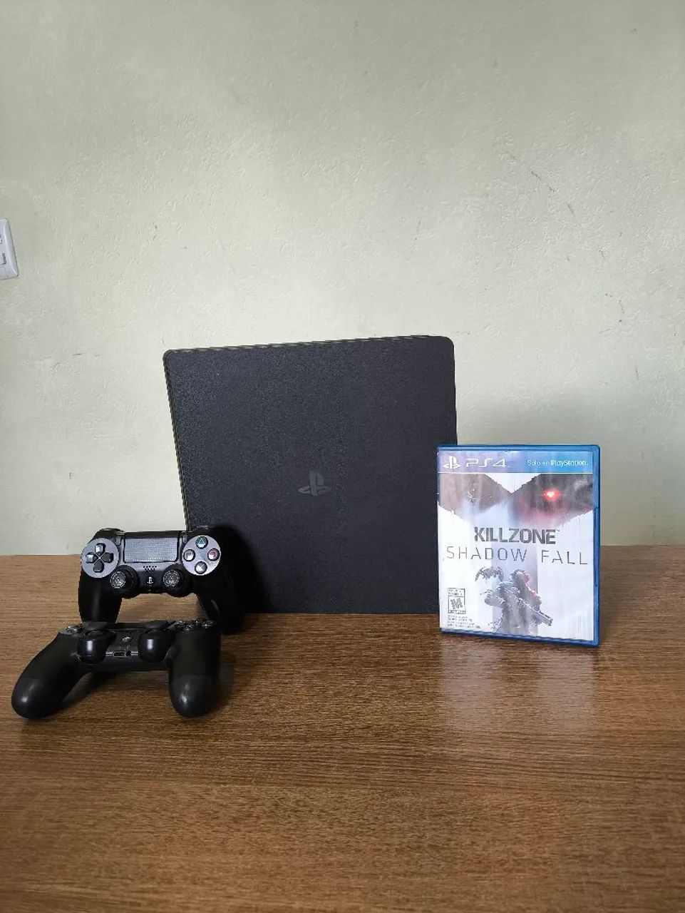 PS4 slim de 1 tera com 2 controles.