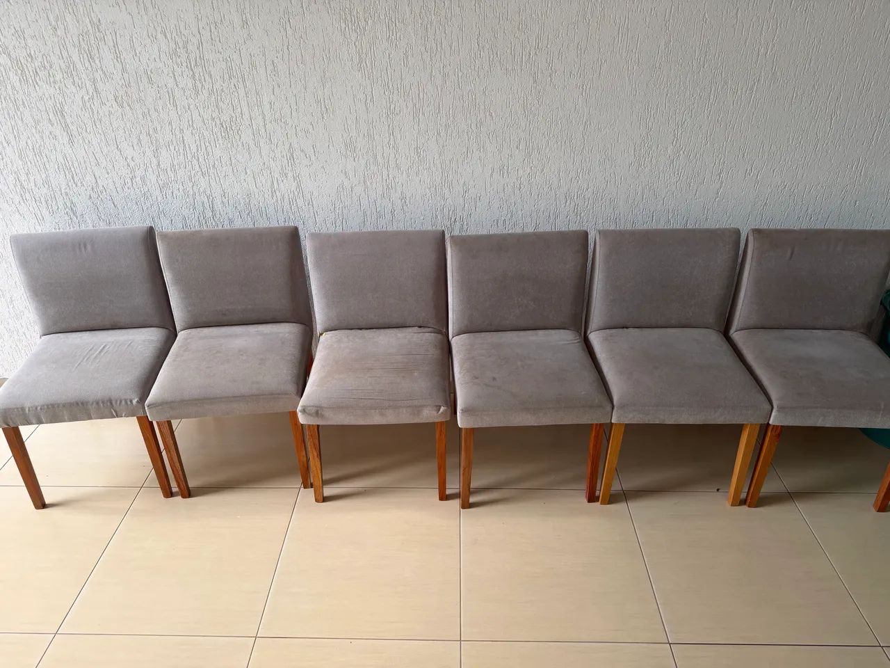 Vendo 06 cadeiras, Pés de madeira, acento e encosto em tecido.   - Foto 3