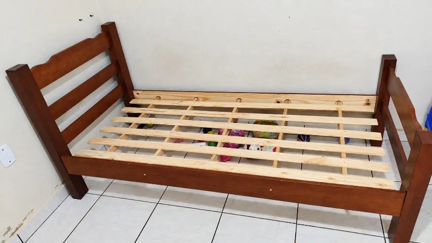 Cama de solteiro de madeira + colchão - R$ 700 - Foto 5