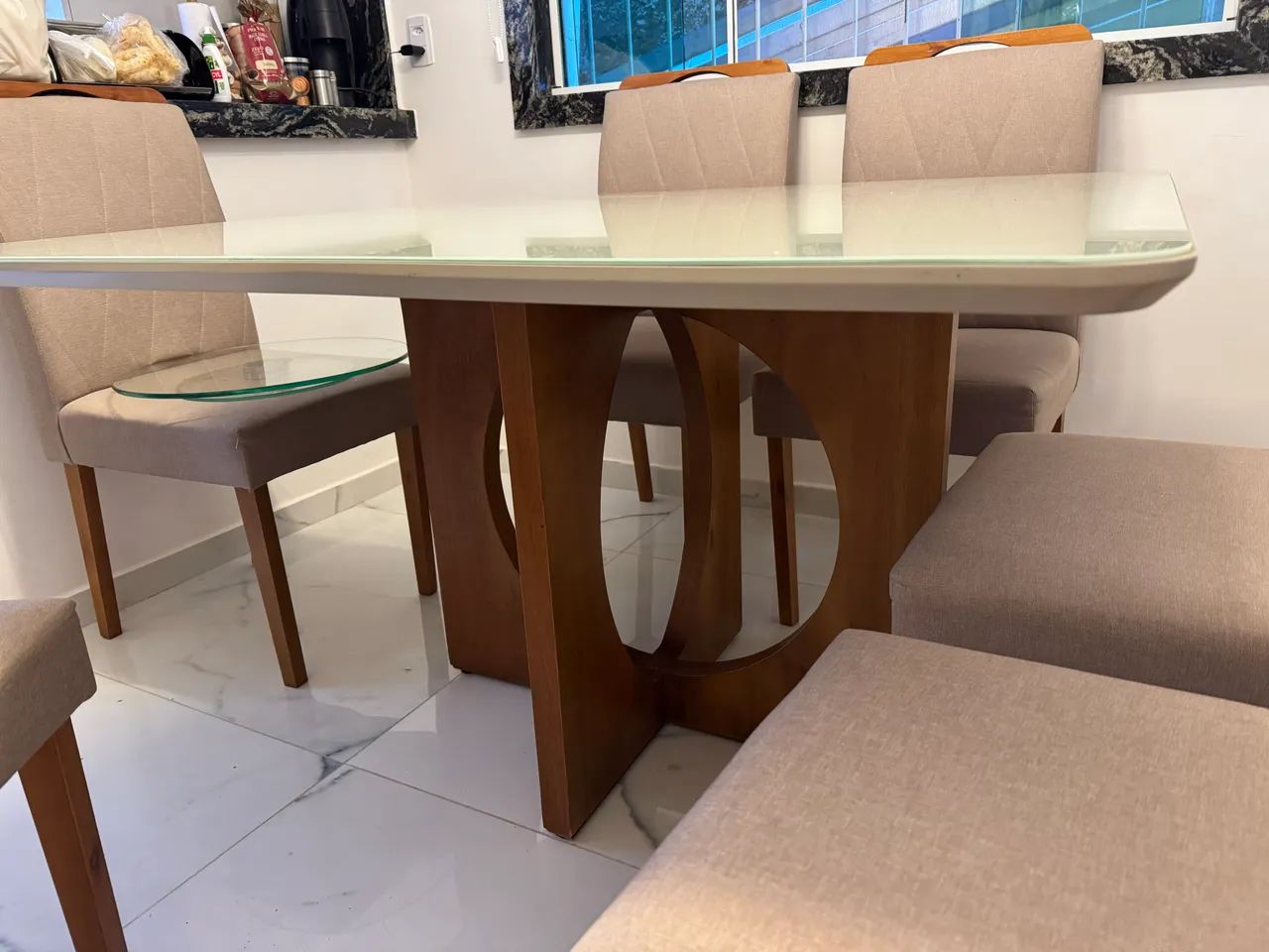 Mesa de jantar e cadeiras