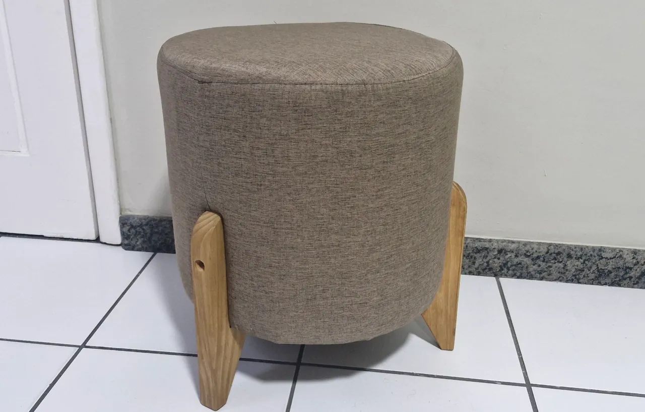 Lindo puff revestido com linho e pés de madeira