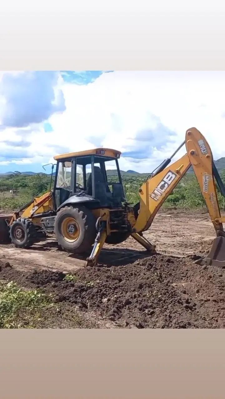 Limpeza,  e nivelamento de terreno   com retroescavadeira  - Foto 4