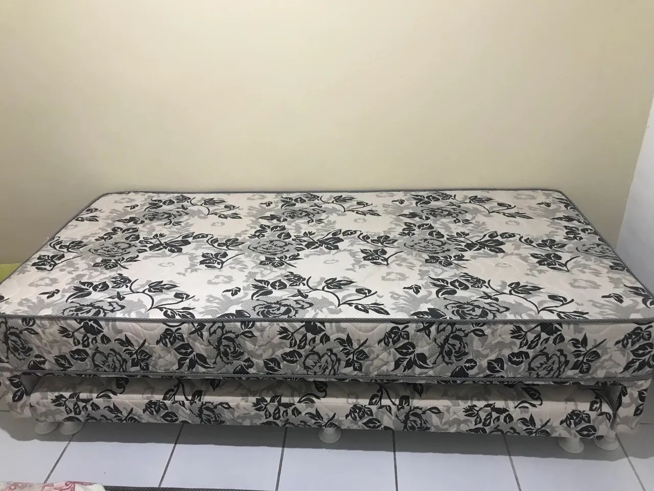 Vendo cama solteiro e vem com a cama de baixo 