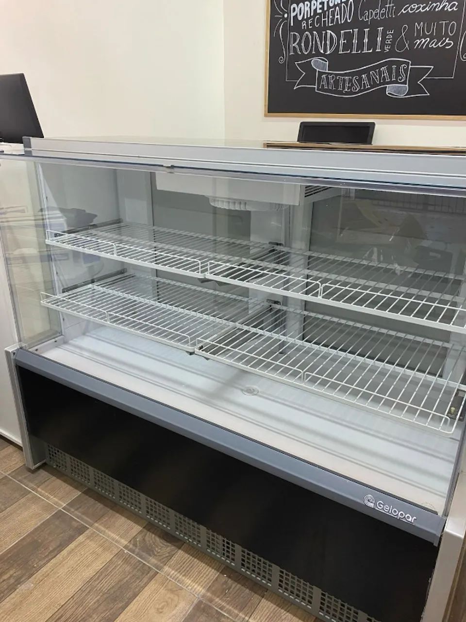 itrine Refrigerada Ar Forçado GPFA-140R PR Preta Gelopar Vidro Reto