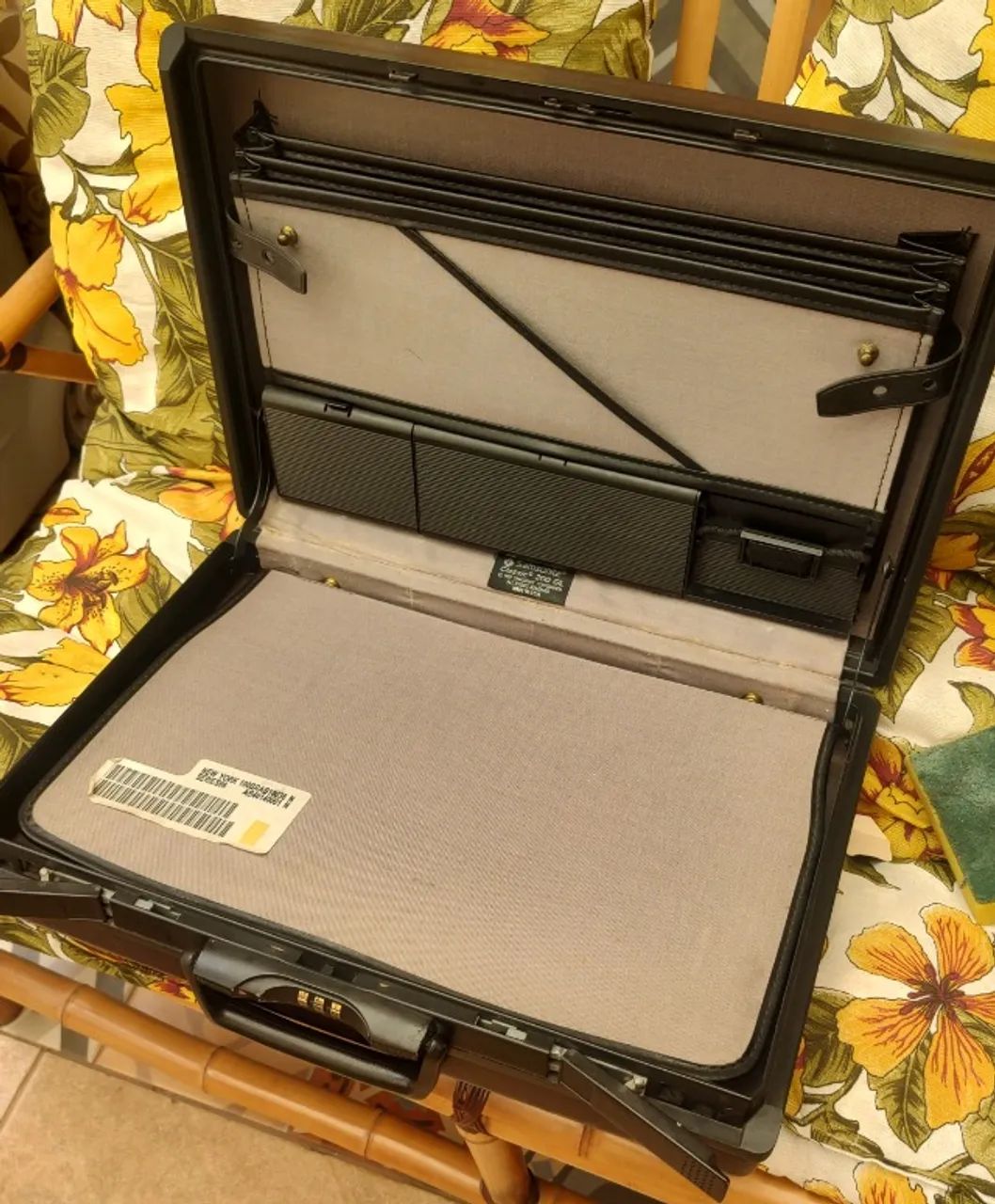 Maleta 007 executiva Samsonite marron, possui travas com segredo númerico - Foto 3