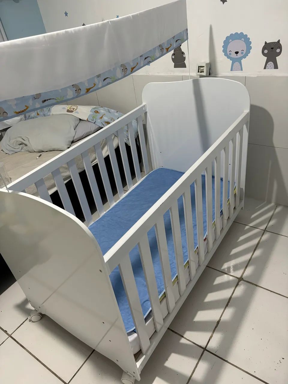 Berço infantil branco com rodinhas e colchão  - Foto 4