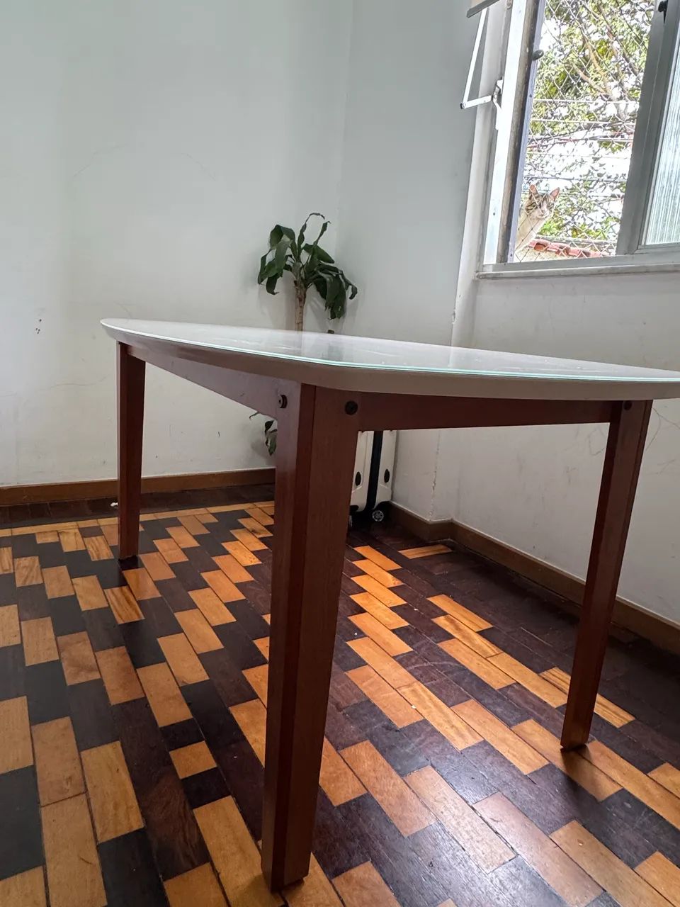 MESA COM TAMPO DE VIDRO 