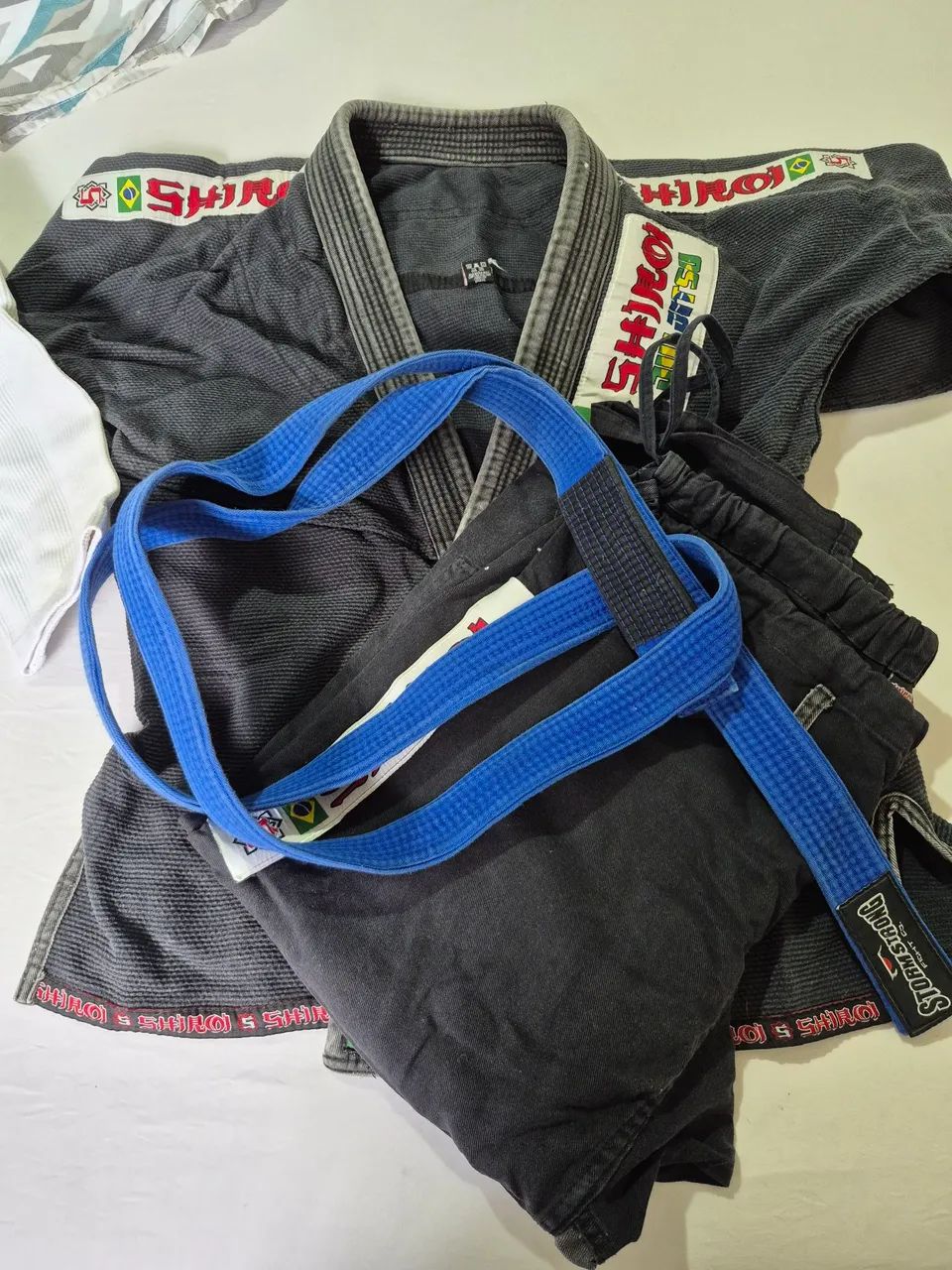 Vendo 2 kimono de jiu-jitsu  e luvas pra boxe  - Foto 2