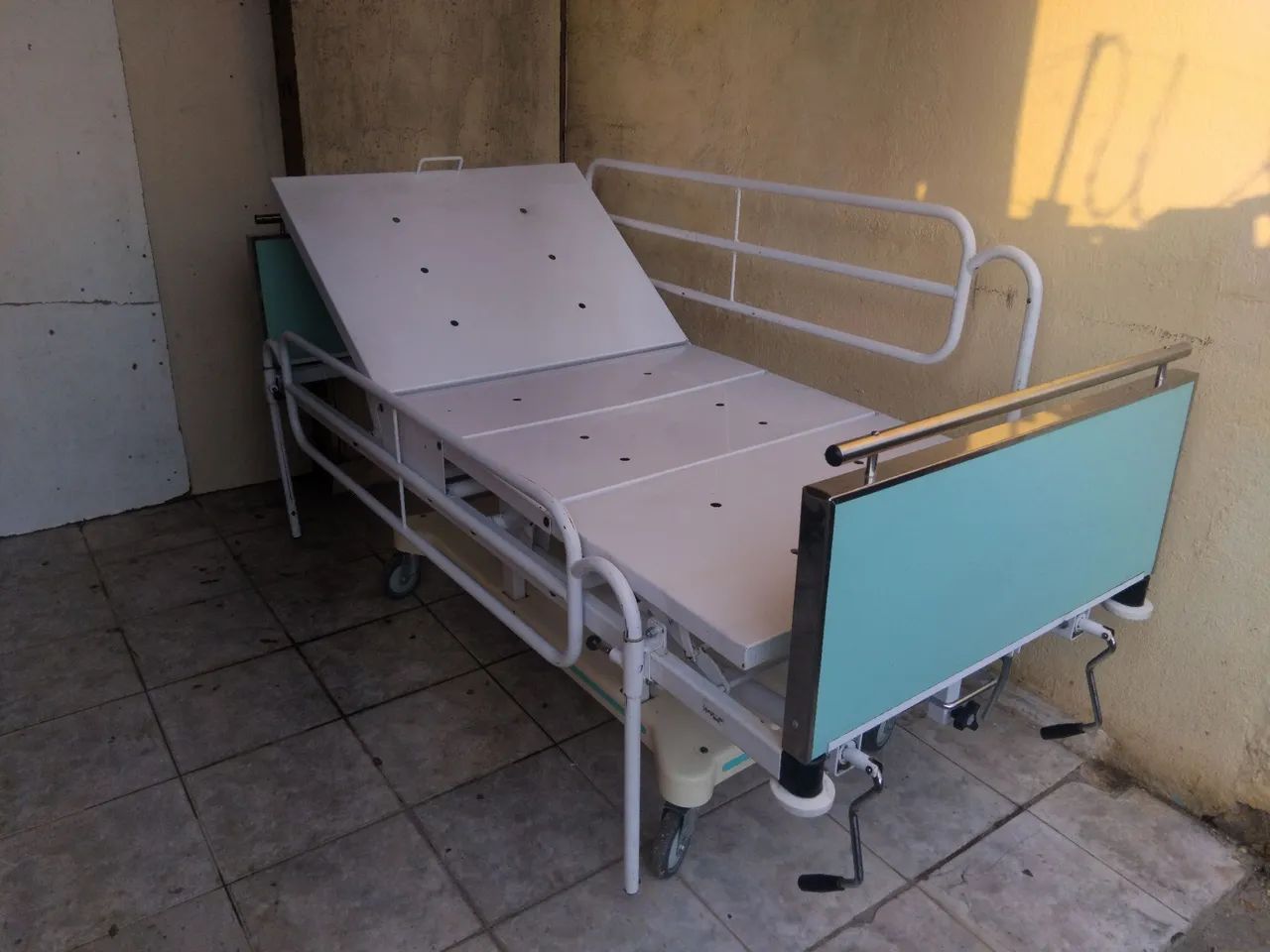 Cama hospitalar com 2 manivelas  - Foto 3