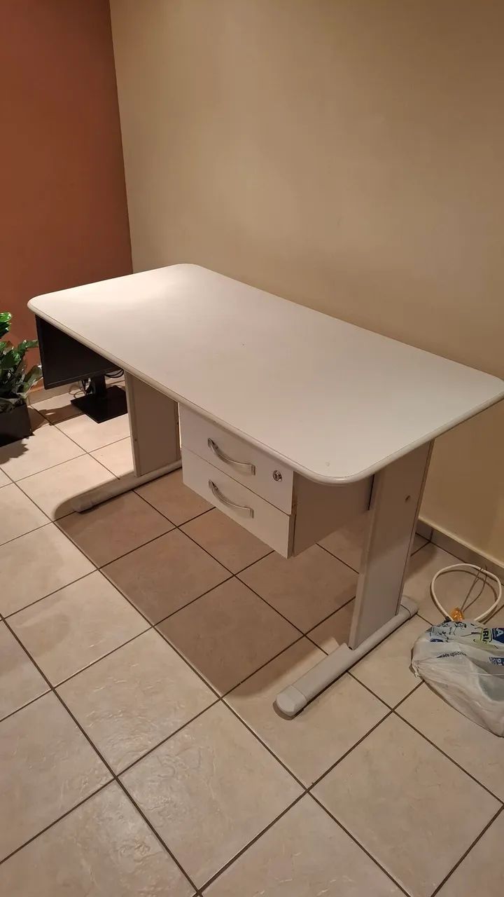 Mesa de escritório off-white com 2 gavetas
