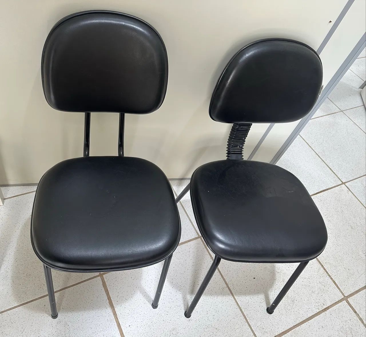 Cadeiras estofadas pretas - Foto 2