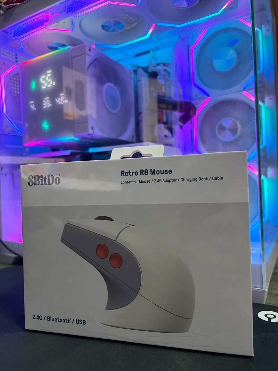 Mouse Gamer 8BitDo Retro R8 Tri-Mode com Dock de Carregamento