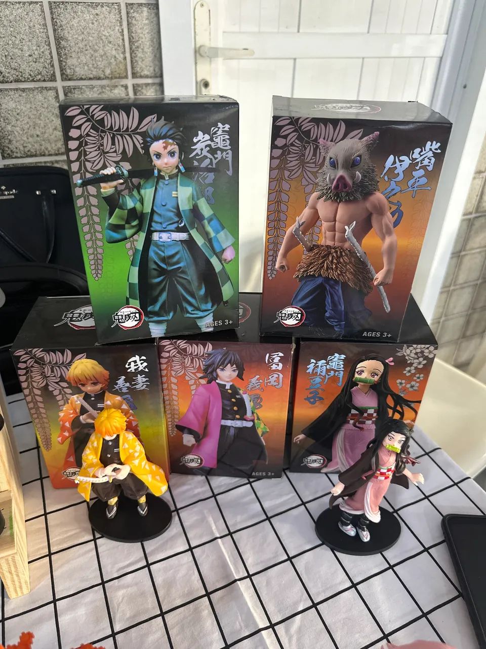 LOTE DE COLECIONÁVEIS: FUNKO POPS E ACTION FIGURES (DEMON SLAYER)