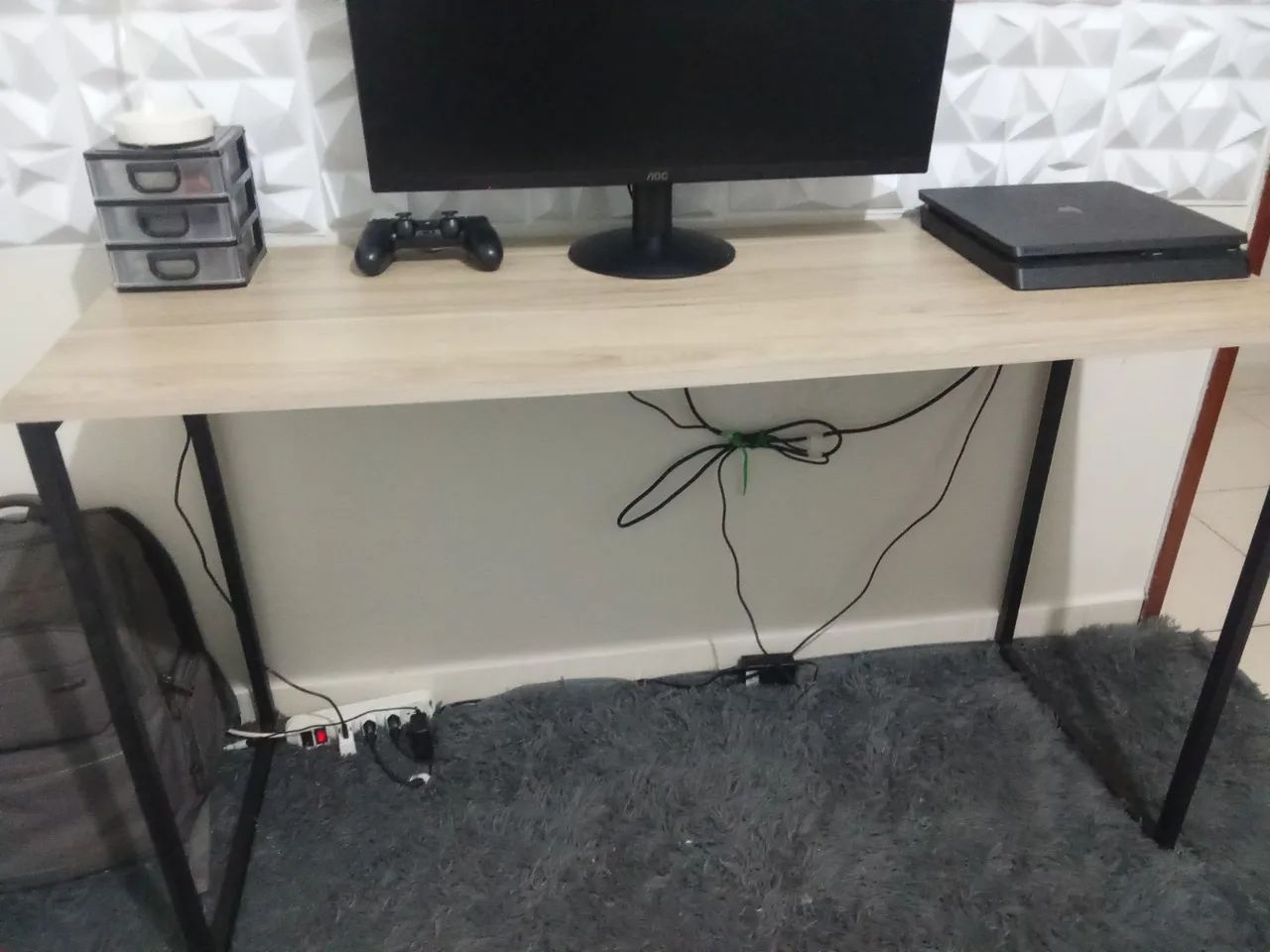 Mesa tampo de madeira e pés de ferro