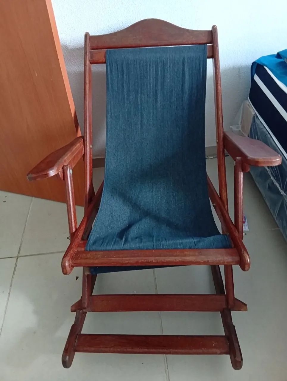 Vendo está cadeira de balanço em madeira 