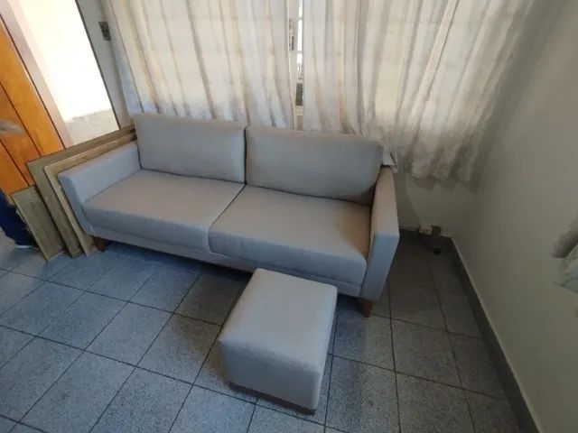 Sofá 3 Lugares Moderno Bege + Puff Decorativo - Lindo