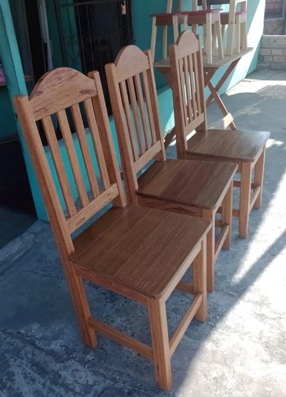 Vendo uma mesa de madeira grande com 8 cadeira - Foto 2