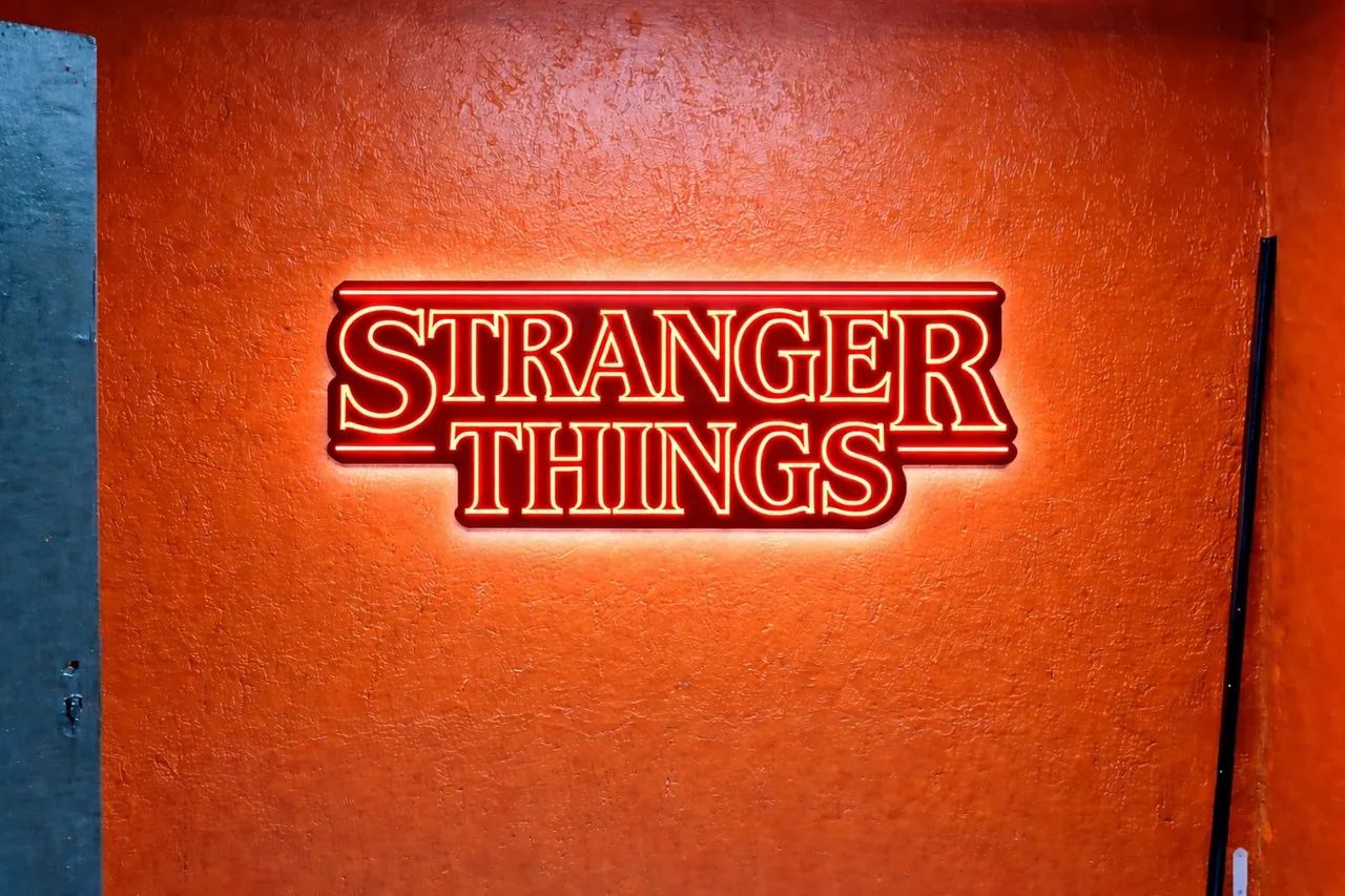 Luminoso Stranger Things. 