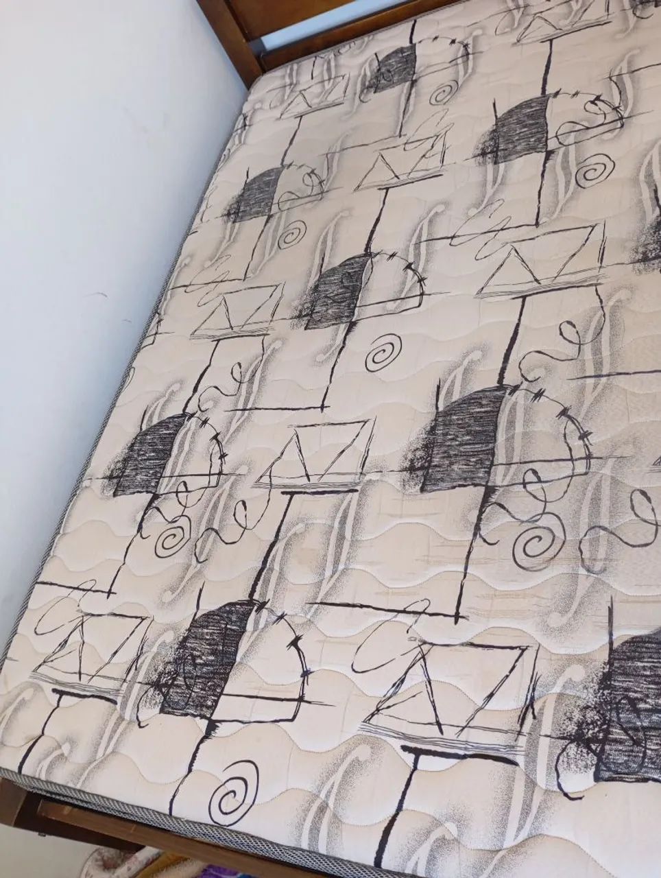 Cama de madeira com Colchao 