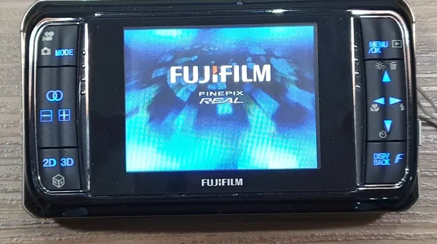 Câmera 3D FUJIFILM FINEPIX W1 - Real 3D (COM DEFEITO) - Câmeras e