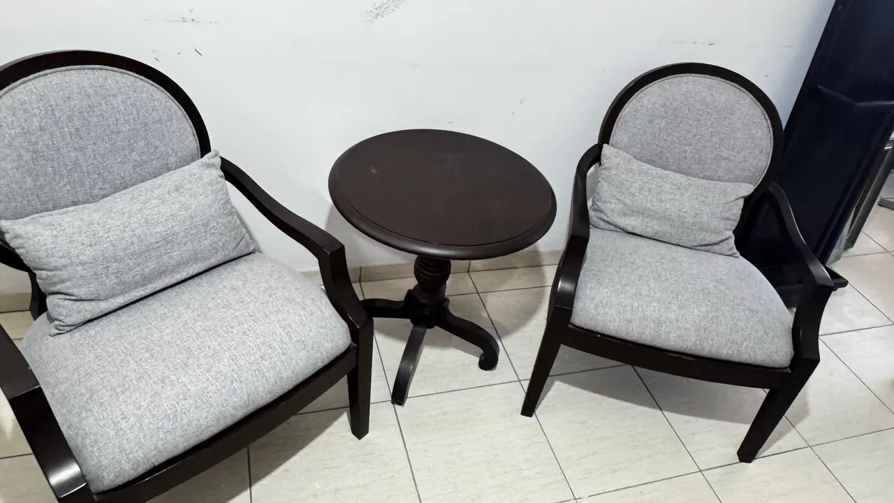 Conjunto cadeiras e mesinha 