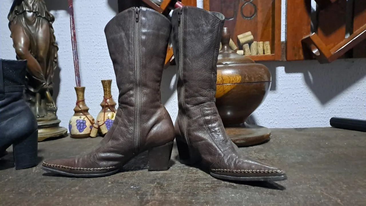 Botas as duas por 100,00  - Foto 5