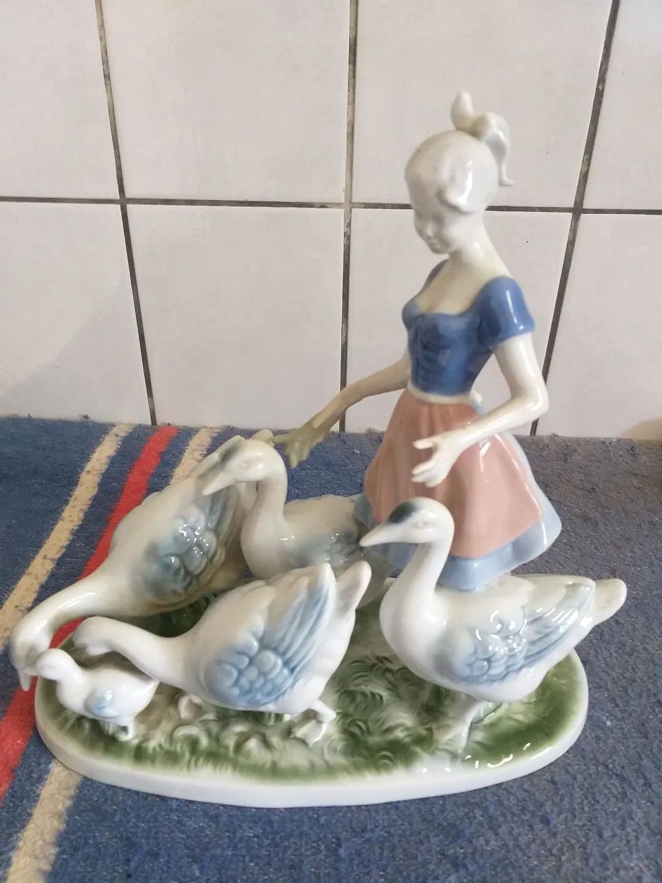 Estatueta em porcelana alemã Bavária, jovem camponesa com seus Gansos, peça de colecionado