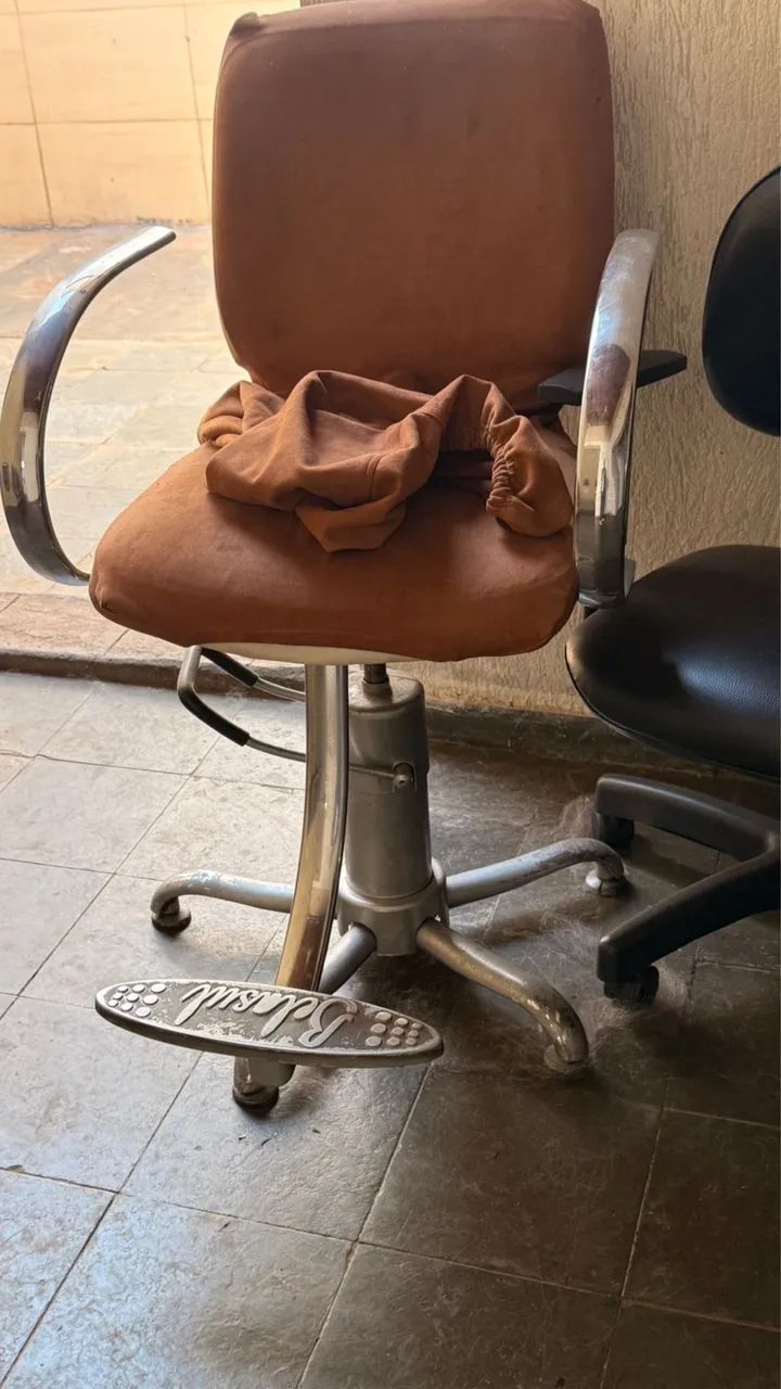 Cadeira de cabeleireiro hidráulica e reclinável - Foto 3