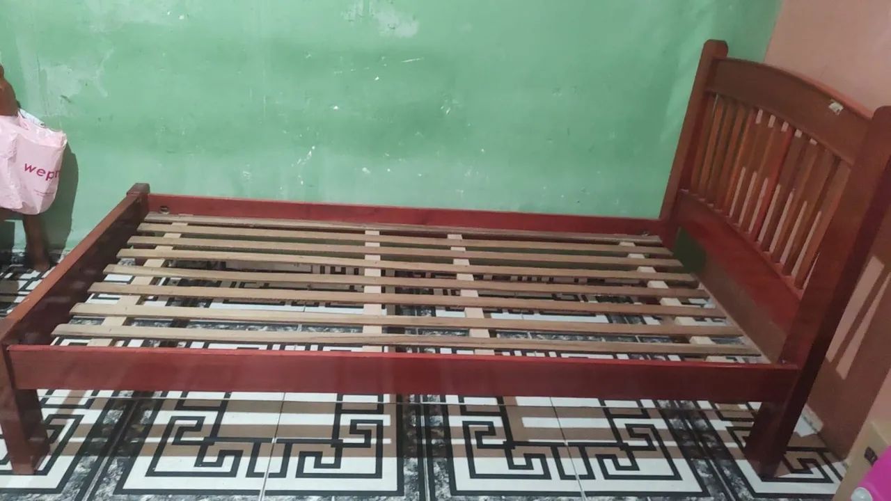 Cama de solteiro em madeira maciça- Excelente Estado e muito resistente 