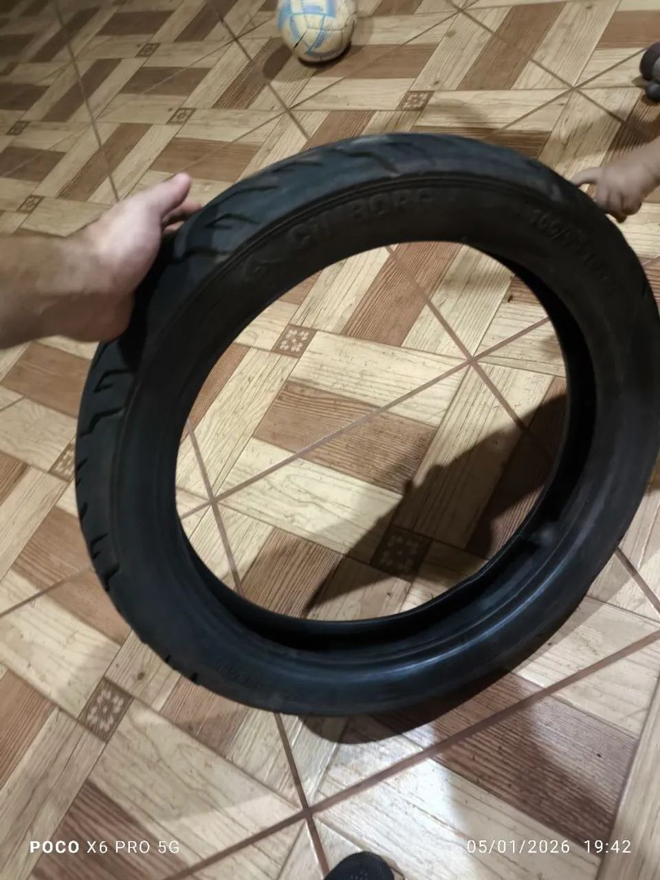 Pneu de moto 100/90/18