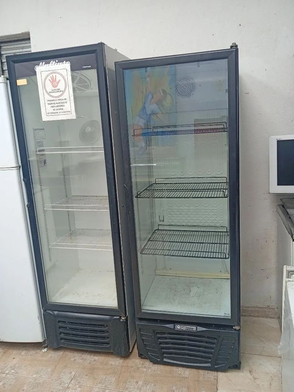 Cervejeira expositora , 220 voltz , em perfeito estado .