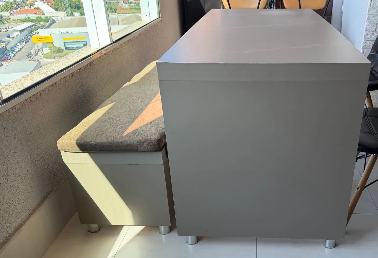 Mesa de madeira + banco de madeira estofado