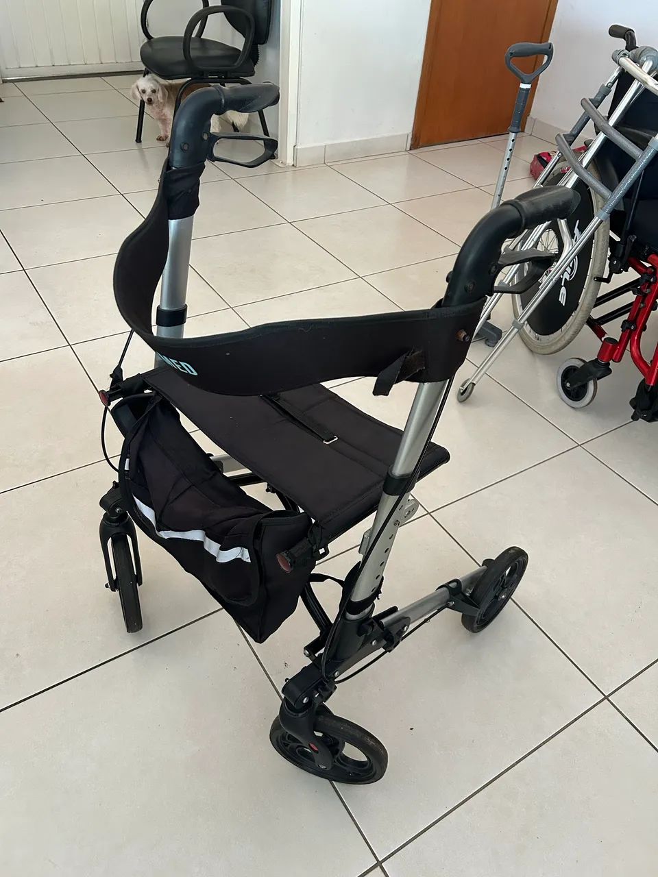 Andador de Alumínio Compacto 4 Rodas até 135 Kg D14 Dellamed