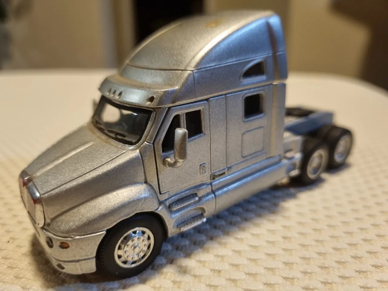 Miniatura Caminhão Kenworth T2000 Kinsmart Prata - Foto 2
