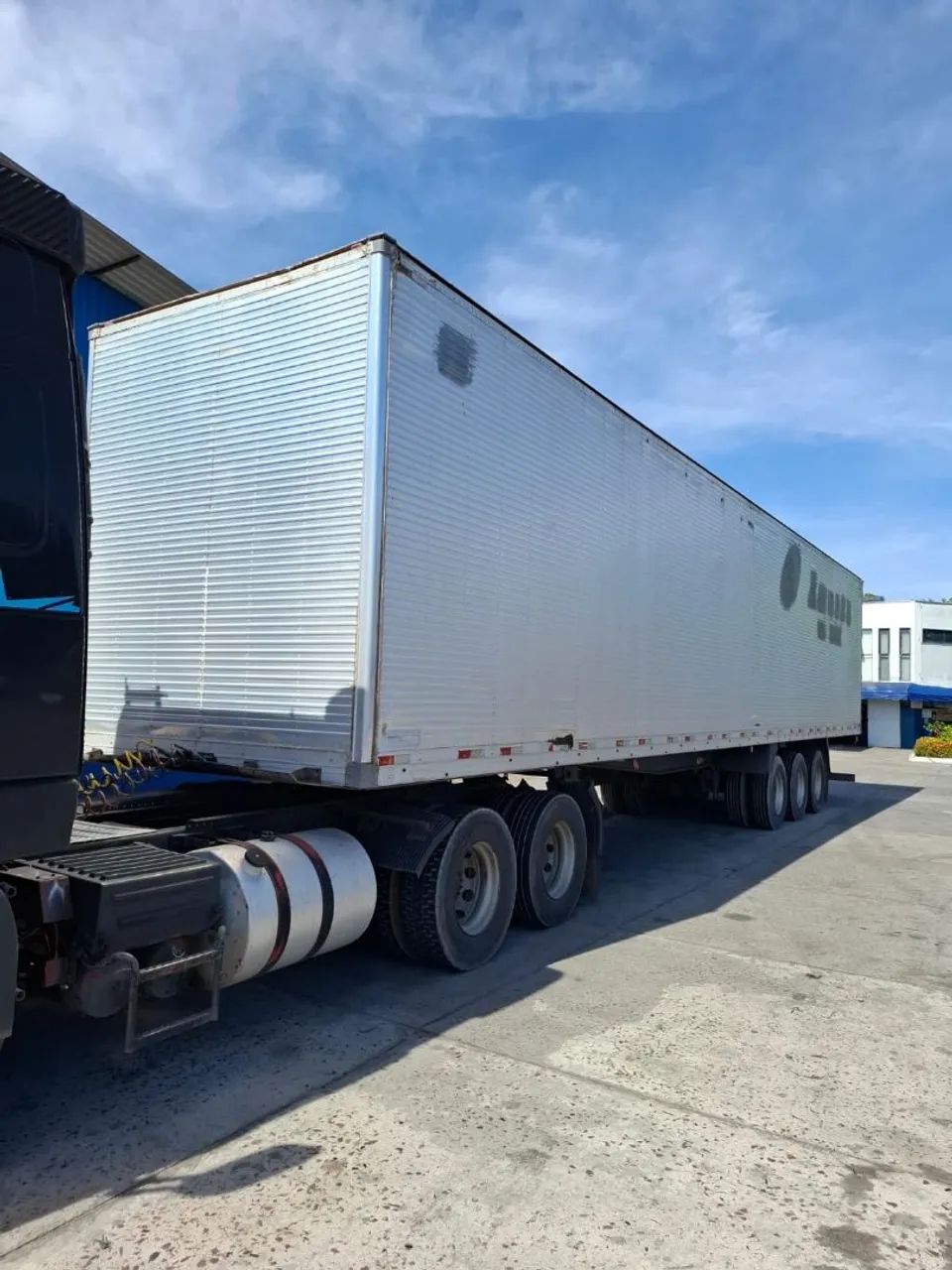 Vende-se  Carreta baú