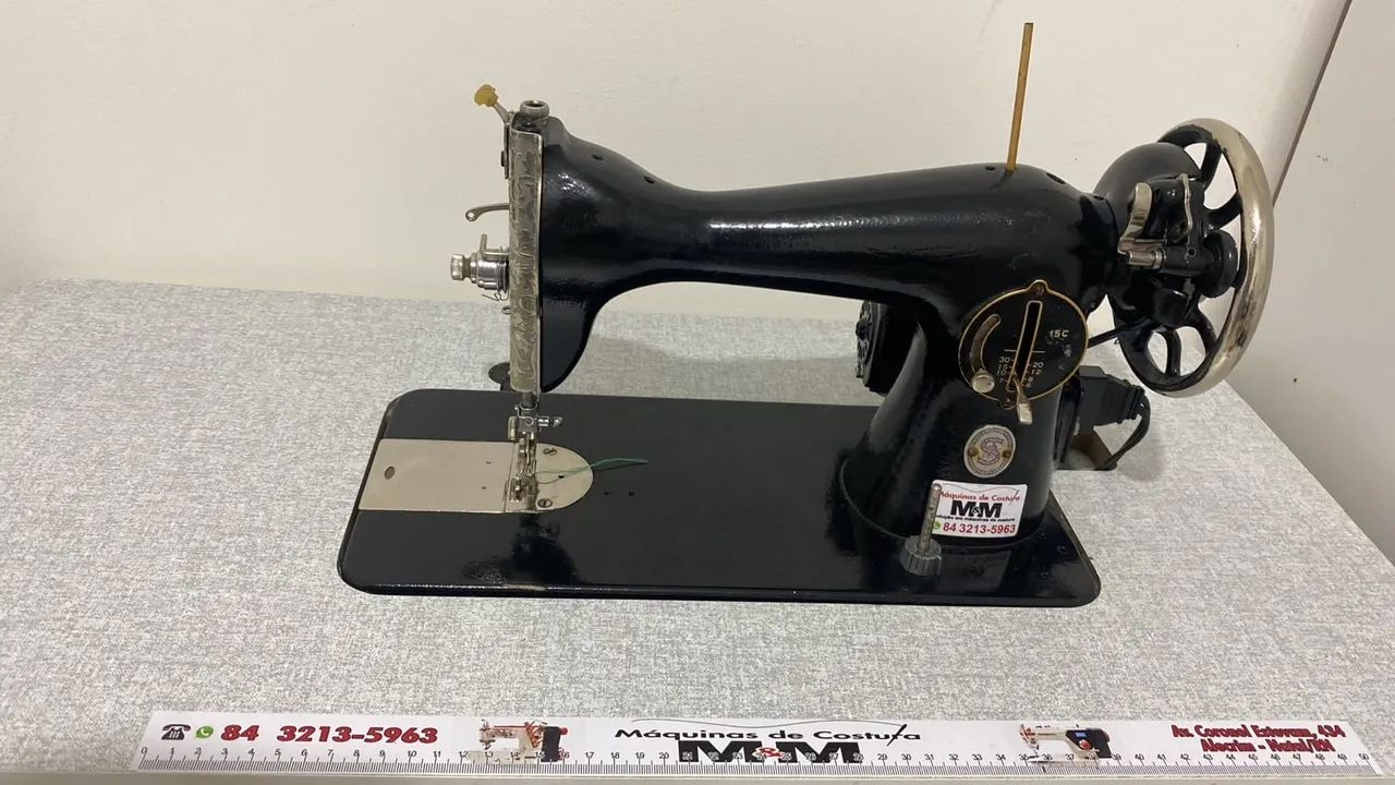 Máquina de Costura Singer 15C Antiga com Mesa - Conservada - Foto 2