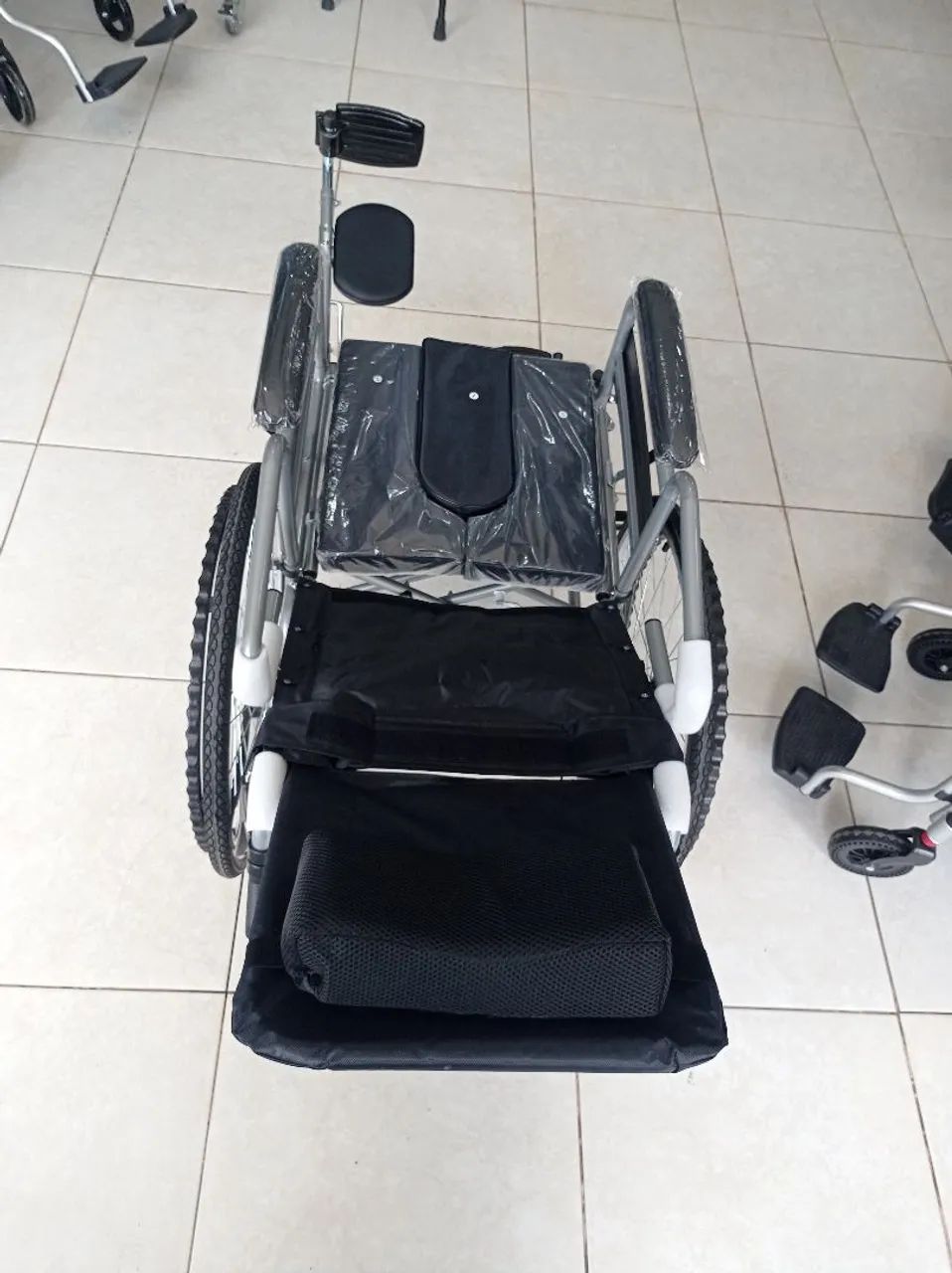  Cadeira de rodas reclinavel (preco apraso) sem Uso.  - Foto 2