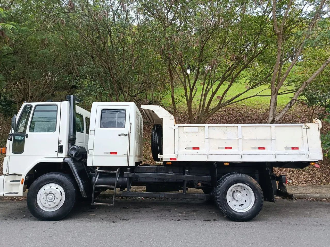 Caminhão cargo com cabine suplementar  - Foto 4