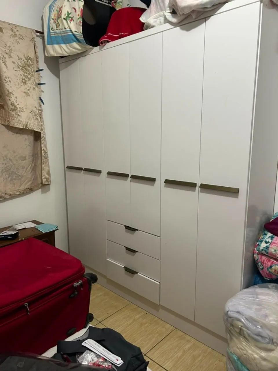 Guarda-roupa com 6 portas e 3 gavetas