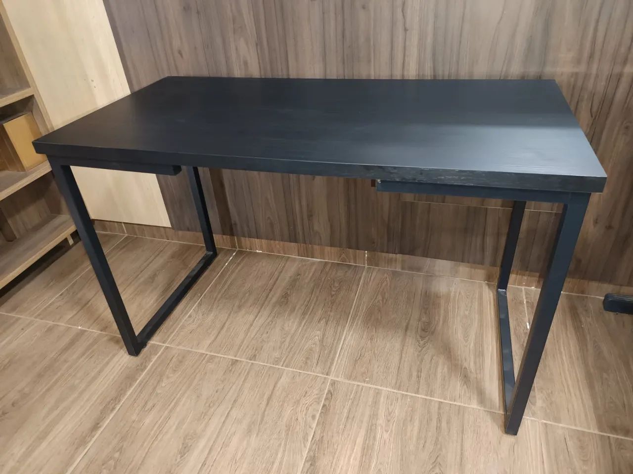 Mesa reta Preta pé industrial Nova 