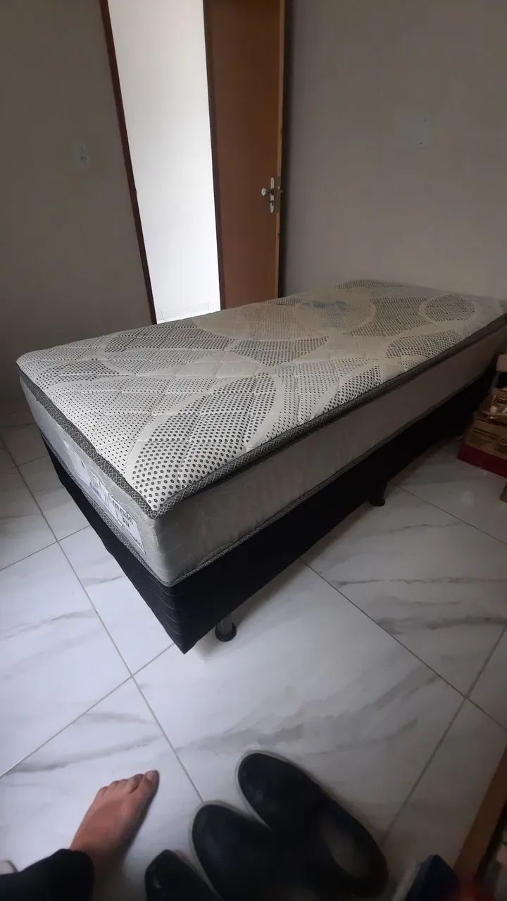 Vendo cama box de solteiro