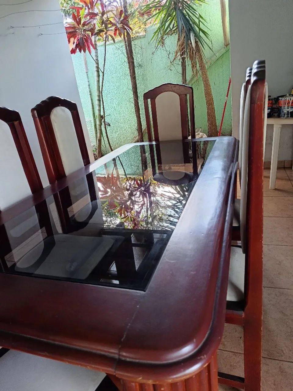 MESA DE JANTAR DE MADEIRA COM 6 CADEIRAS 