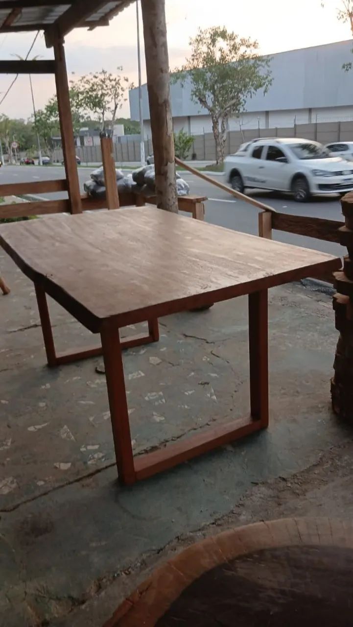 Mesa de madeira de lei