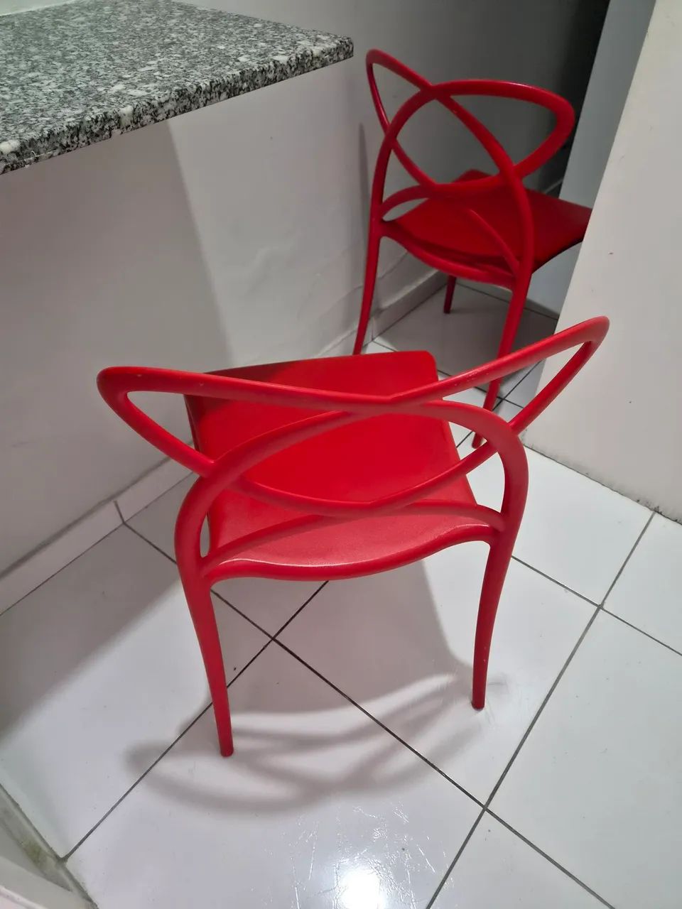 Cadeira vermelha de plástico  - Foto 3